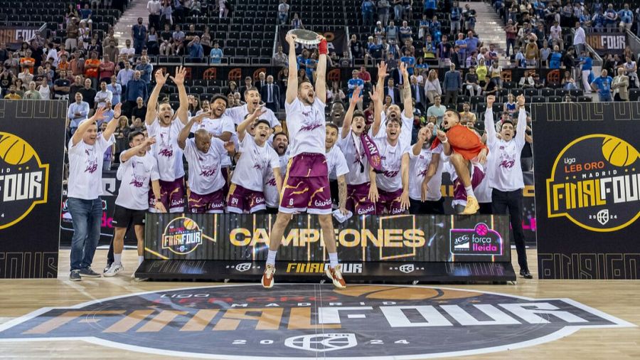 Plantilla i staff celebren la victòria en els play-offs amb un premi del tot gratificant: l'ascens a l'ACB.