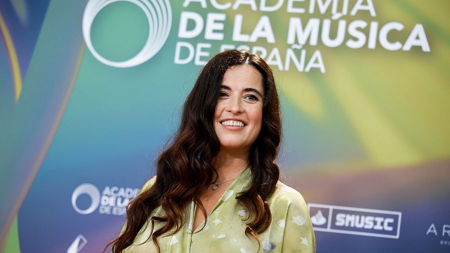 La cantante y compositora Silvia Pérez Cruz posa en la alfombra roja de los Premios de la Academia de la Música de España