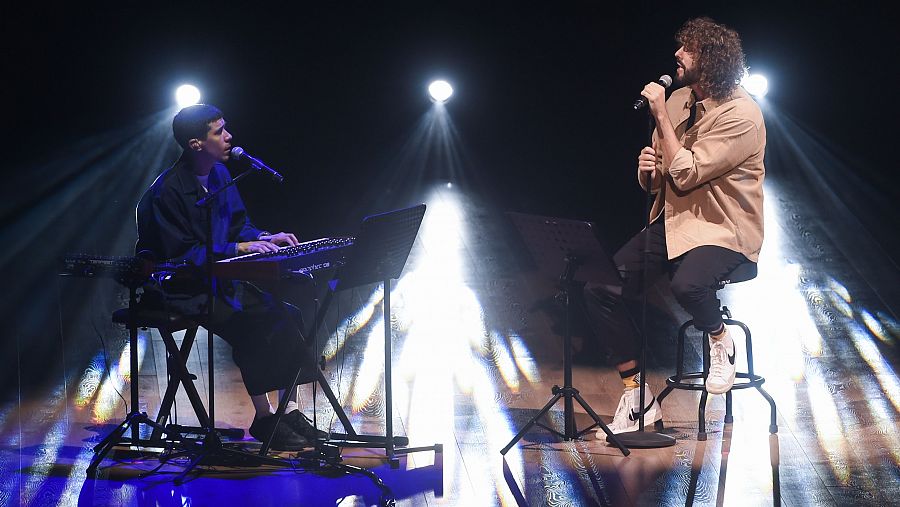 El cantante Mikel Izal actúa durante la entrega de Premios de la Academia de la Música de España 2024