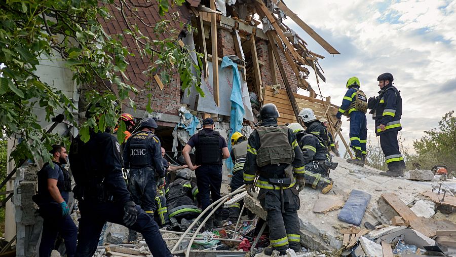 Equipos de rescate actúan tras un bombardeo ruso contra Járkov el 10 de junio de 2024