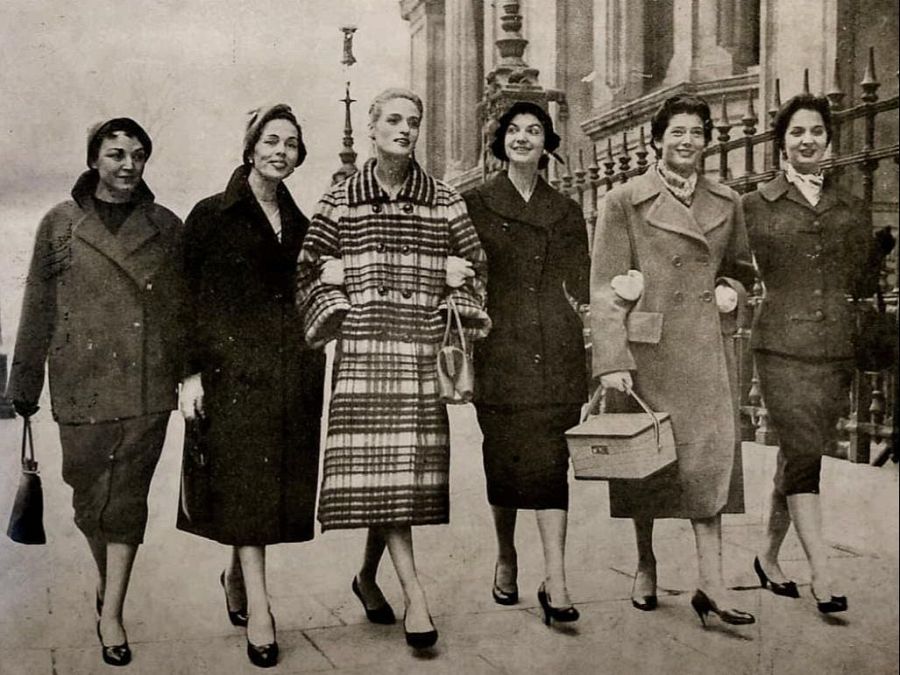 Vicky Oroz, la dona rossa, caminant amb altres models per Londres