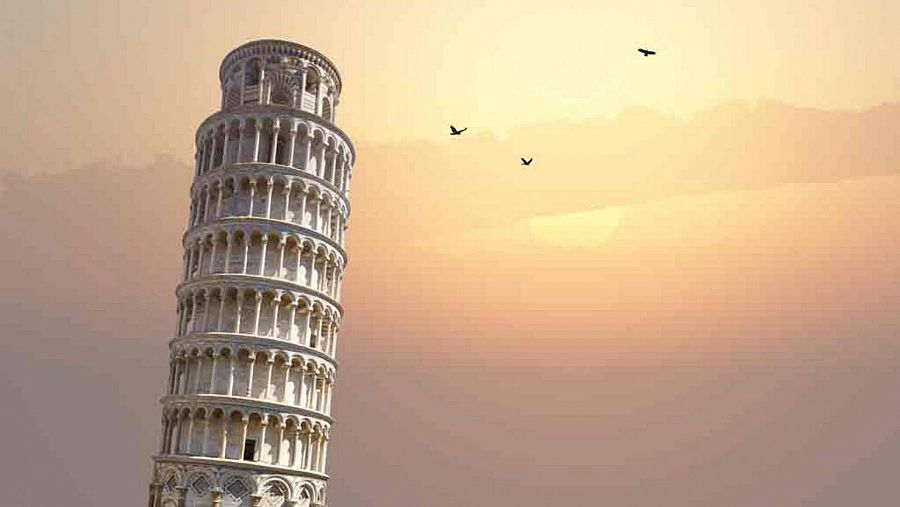 La Torre de Pisa tiene unos 56 metros de alto y 14.453 toneladas de peso