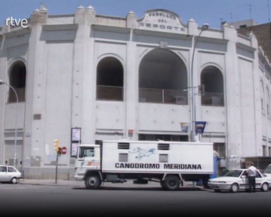 El 'Pabellón del Deporte', canòdrom de plaça Espanya, quan encara era obert, amb un camió amb llebrers del de Meridiana