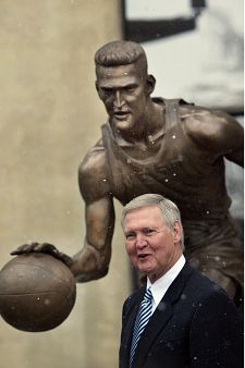 Jerry West posa junto a su estatua en Los Ángeles.