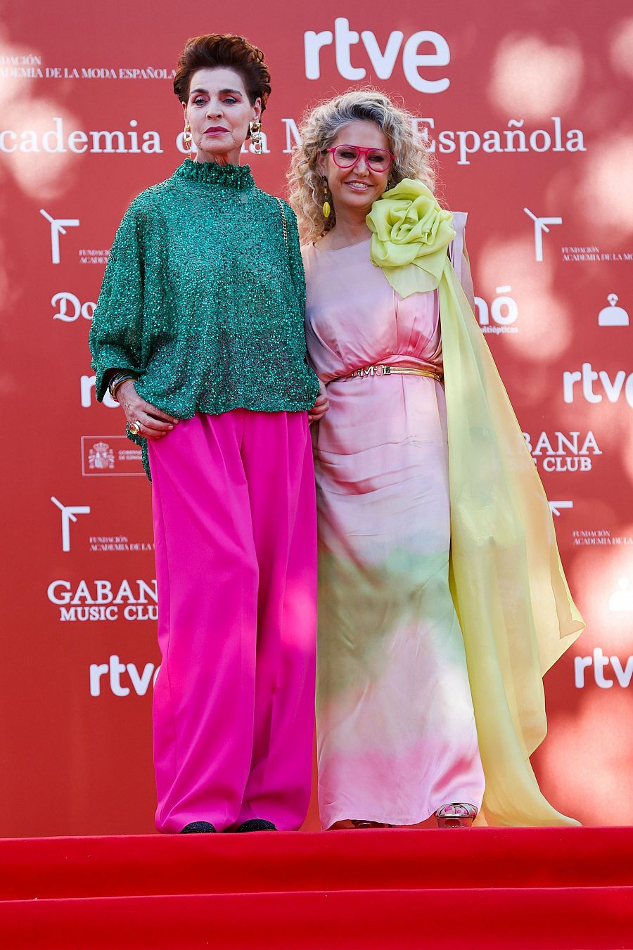 Antonia Dell'Atte junto a Maite Casademunt en la alfombra roja de los Premios Academia de la Moda