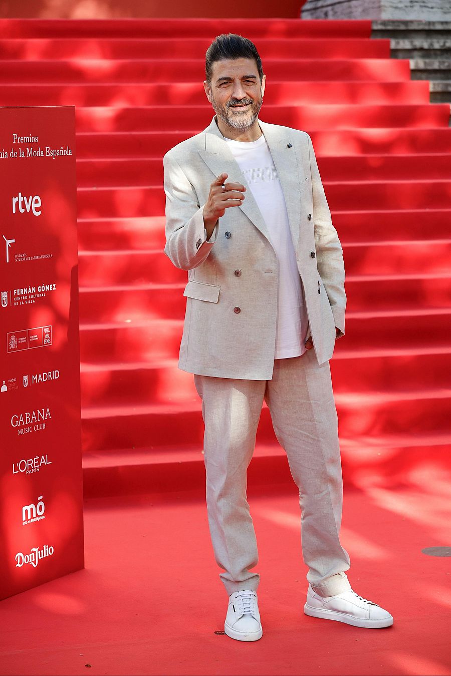 Tony Aguilar, con un traje de dos piezas de Roberto Merino