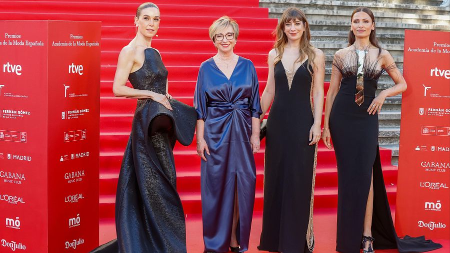 Raquel Sánchez Silva viste de Isabel Sanchís durante los Premios Academia de la Moda