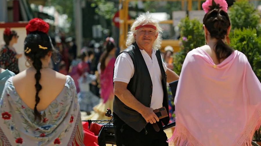 Turistas alteran código de vestimenta de la Feria