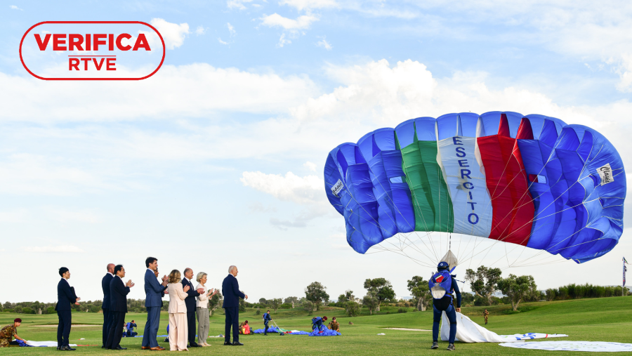Imagen de la exhibición paracaidista celebrada en la cumbre del G7 en Italia publicada en la página del Gobierno italiano