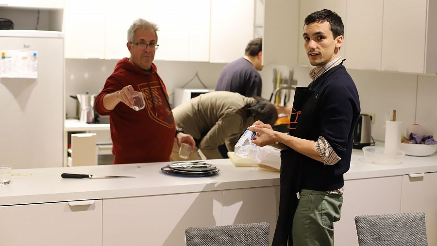 Ramón y Ricky en la cocina del piso que comparten.