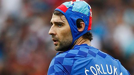 Vedran Corluka, con un gorro de waterpolo en la Eurocopa de 2016