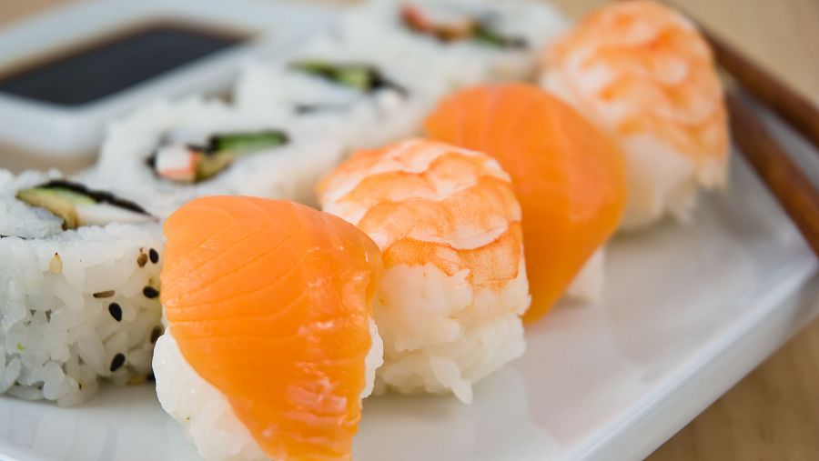 ¡No tires la huevera de cartón de los huevos, prepara sushi con ella!