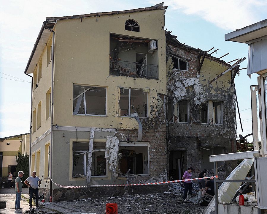 Vista de un edificio dañado tras bombardeos rusos en Leópolis el 19 de junio de 2024