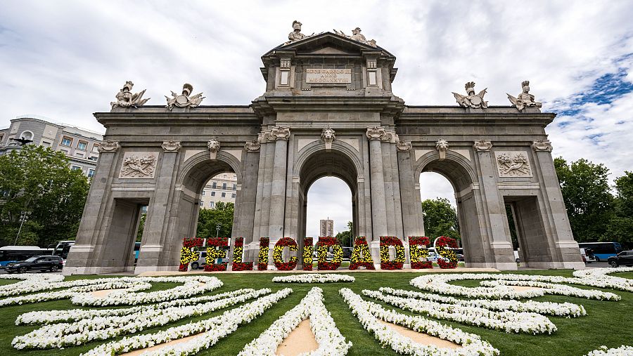 Puerta de Alcalá de Madrid engalanada en el X aniversario de la proclamaicon del rey Felipe VI