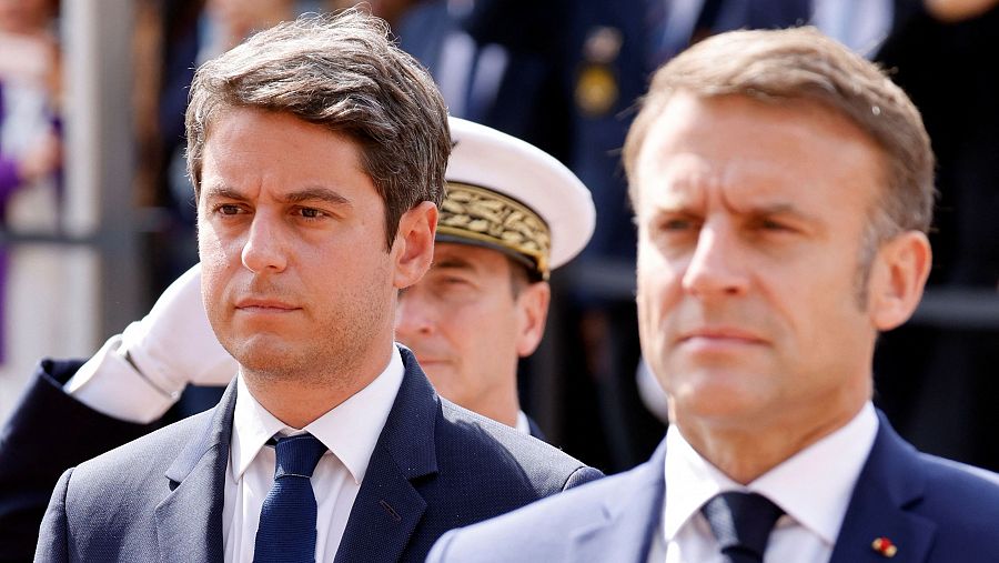 El primer ministro francés, Gabriel Attal (I) y el presidente de Francia, Enmanuel Macron