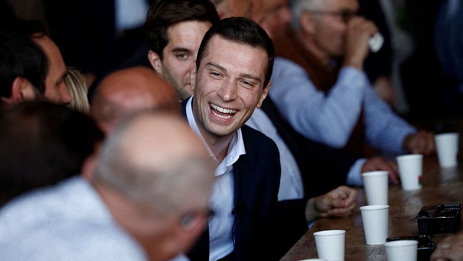 El líder de Agrupación Nacional, Jordan Bardella, reacciona a una conversación con agricultores y simpatizantes de ultraderecha
