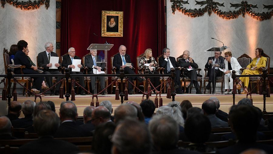 Los académicos de la RAE durante un debate para reflexionar sobre los diez primeros años del reinado de Felipe VI