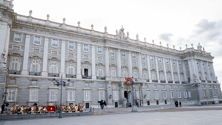 La Unidad de Música de la Guardia Real actúa delante de la fachada de la puerta del Príncipe de Palacio Real