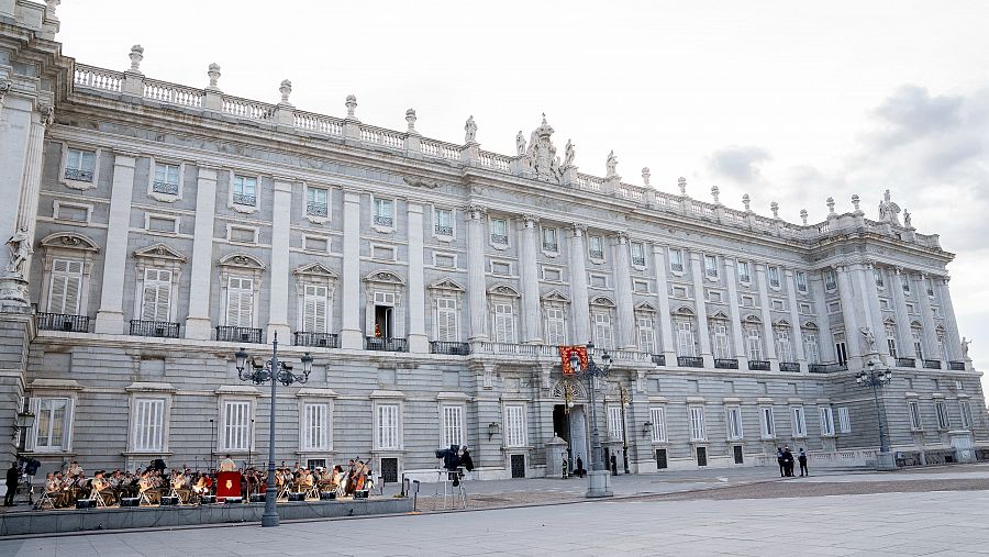 La Unidad de Música de la Guardia Real actúa delante de la fachada de la puerta del Príncipe de Palacio Real