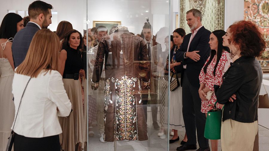 El rey Felipe y la reina Letizia en la visita que sus hijas realizan con jóvenes a la Galería de las Colecciones Reales