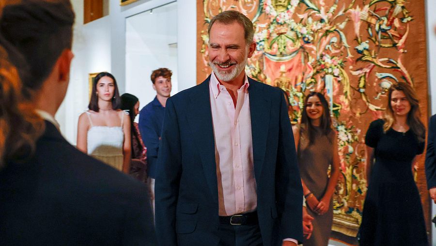 El rey Felipe en el Palacio Real durante la visita que sus hijas realizan con jóvenes a la Galería de las Colecciones Reales