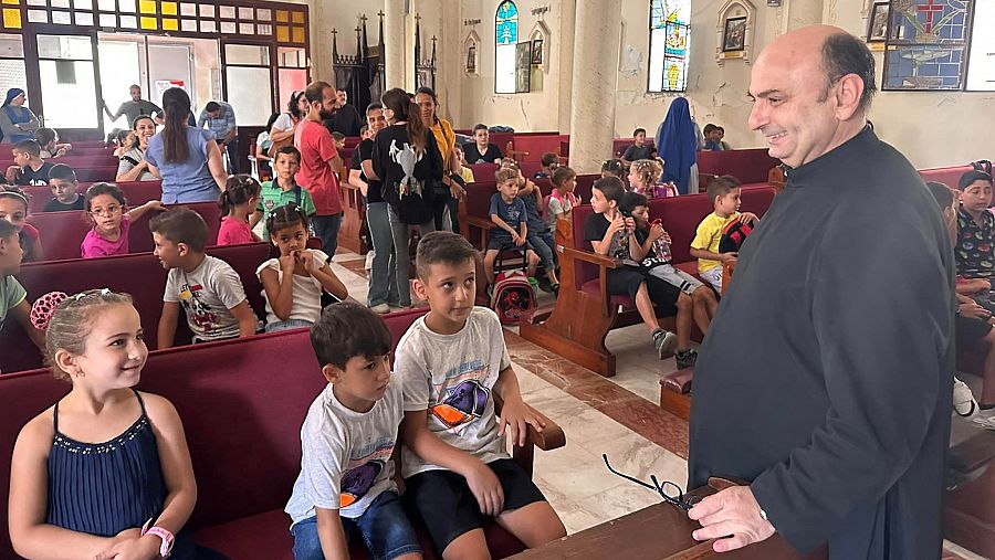 El cura de Gaza con los cristianos más pequeños de la comunidad católica.