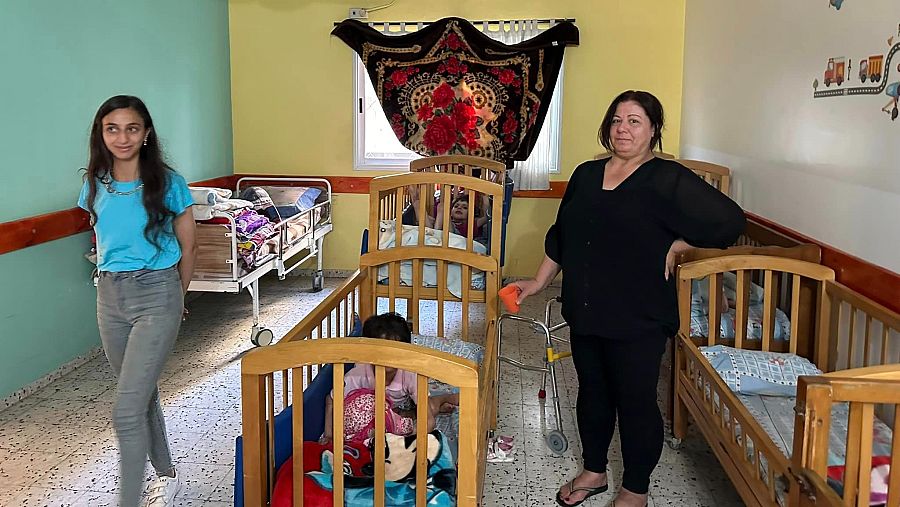 Dos voluntarias atendiendo a los niños acogidos por las monjas de la madre Teresa de Calcuta.