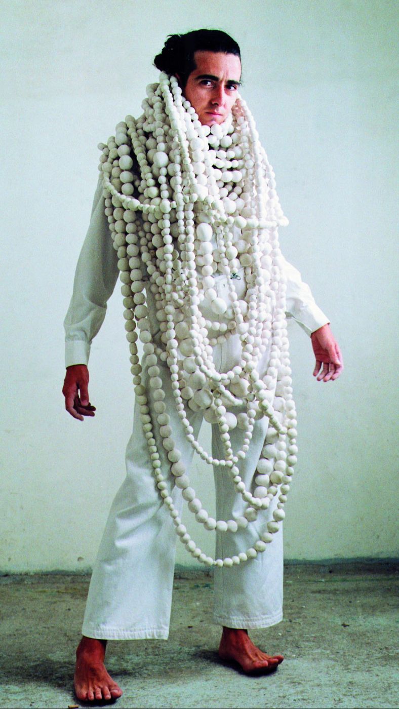 El collar de bolas para la vuelta de perlas (Eduardo Sourrouille, 1997)