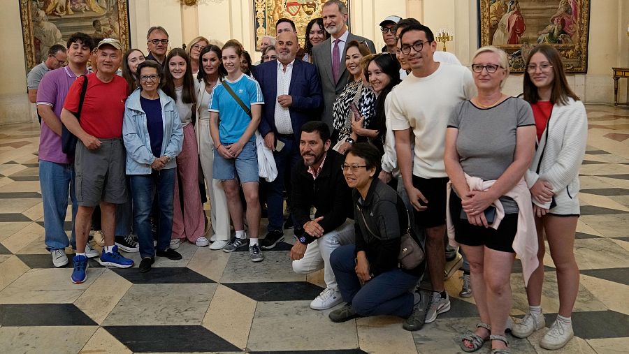 Los reyes reciben a los turistas del Palacio Real tras inaugurar una exposición de fotos