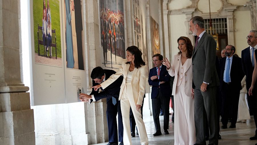 Los reyes reciben a los turistas del Palacio Real tras inaugurar una exposición de fotos