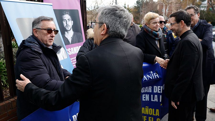 Luis Argüello y José Cobo, presidente y vicepresidente de la Conferencia Episcopal Española, saludan a las víctimas de abusos sexuales.