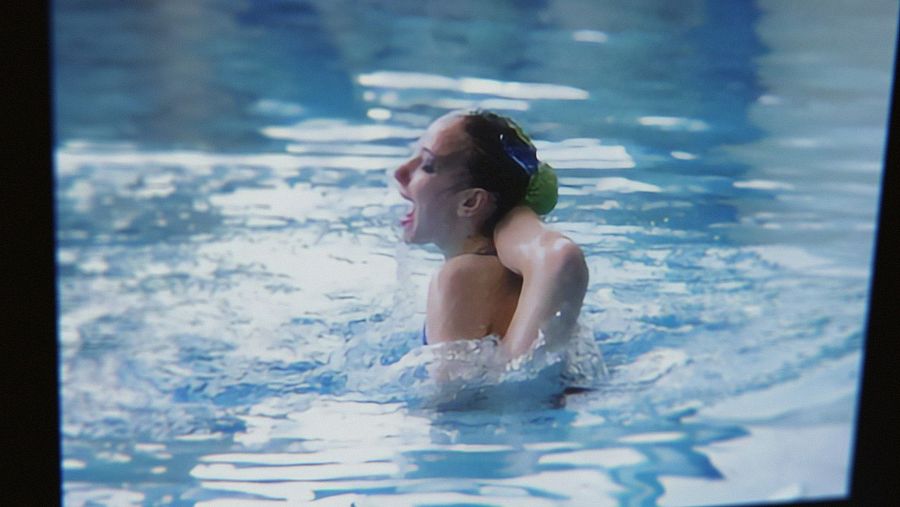 nadadora en la piscina haciendo una pirueta