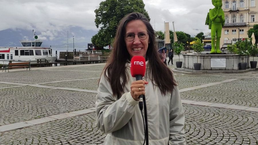 Noelia Torres de Glasser, guía oficial de Salzkammergut, en la plaza del ayuntamiento de Gmunden.