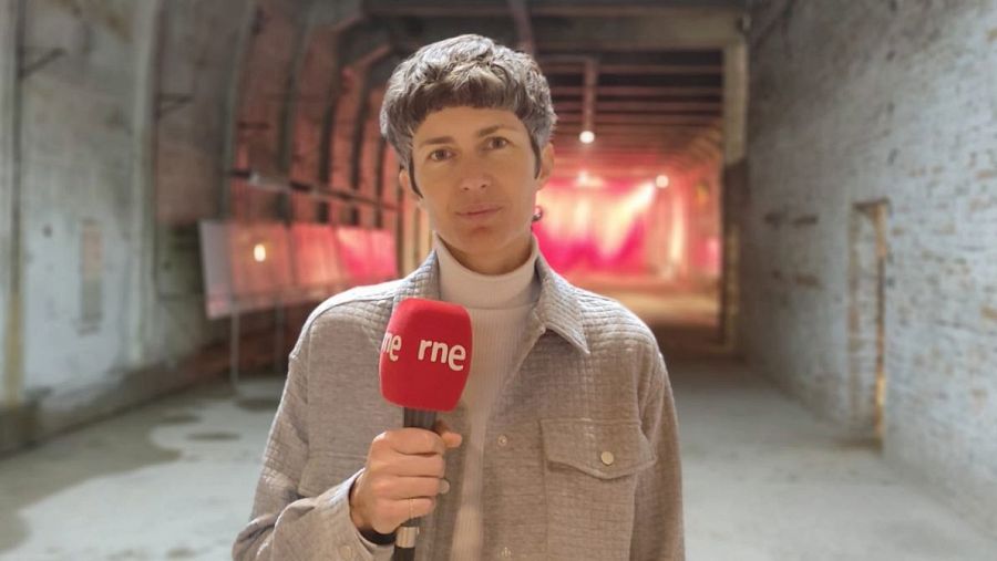 Simone Barlian, directora de artes visuales, ante la instalación de Chiharu Shiota.