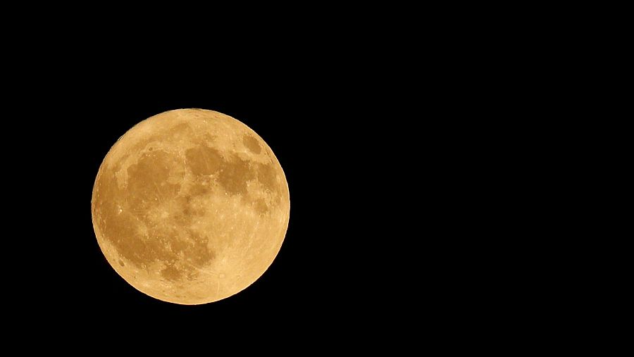 La superluna de fresa vista desde el sur de Lugo.