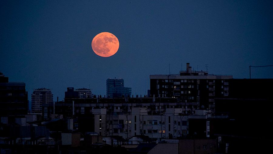 La superluna de junio desde Barcelona.