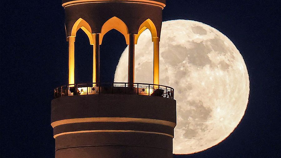La luna llena en Doha, Catar.