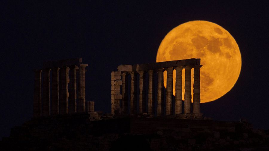 La luna de fresa en el Cabo Sounion, Grecia.