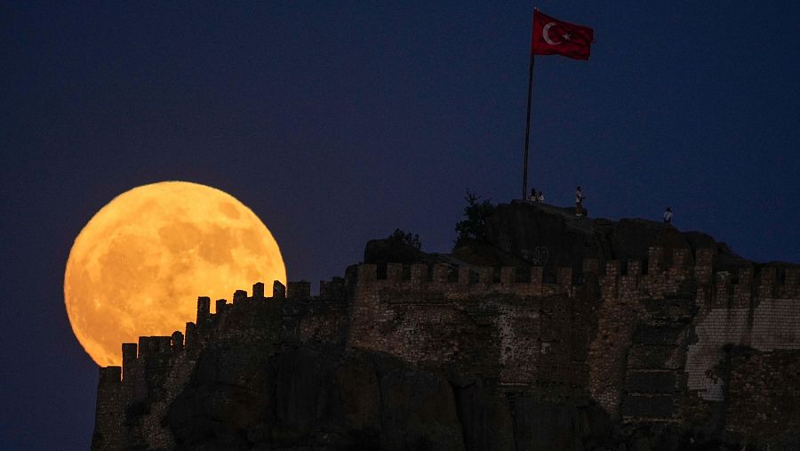La luna de fresa en Afyonkarahisar, Turquía.