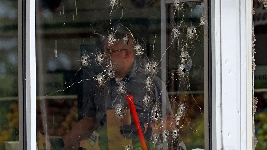 Daños en una ventana delantera tras un tiroteo en la tienda de comestibles Mad Carnicero en Fordyce,  Arkansas.