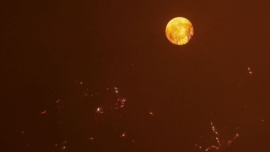 La luna en el pueblo de Latas, Grecia.