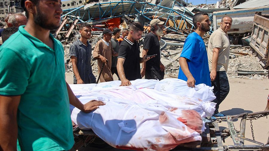 Trasladan los cuerpos de varias víctimas tras un bombardeo en la ciudad de Gaza