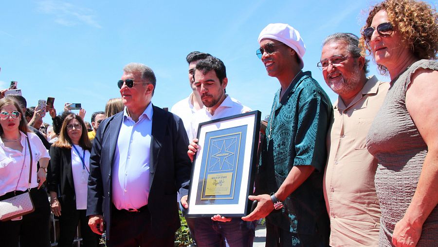 L'Ajuntament de Castelldefels lliura un record a Ronaldinho de l'estampa del seu nom al Passeig de les Estrelles.