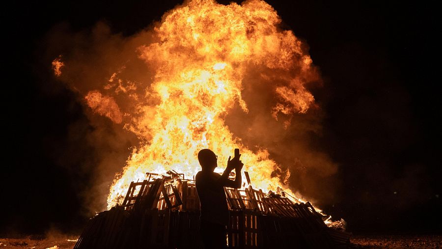 Una de las hogueras encendidas durante la noche de San Juan en el Barrio de Majada Marcial, Fuerteventura