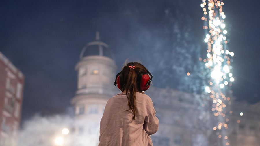 Una niña durante el espectáculo de fuegos artificiales en el barrio de El Clot, Barcelona