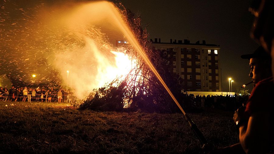 Una de las hogueras encendidas durante la celebración de la noche de San Juan en el barrio de Montiron, en Lugo
