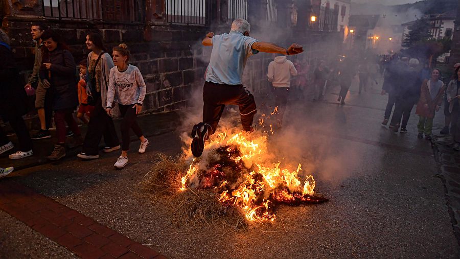 Un hombre salta una hoguera en un pueblo del norte de España