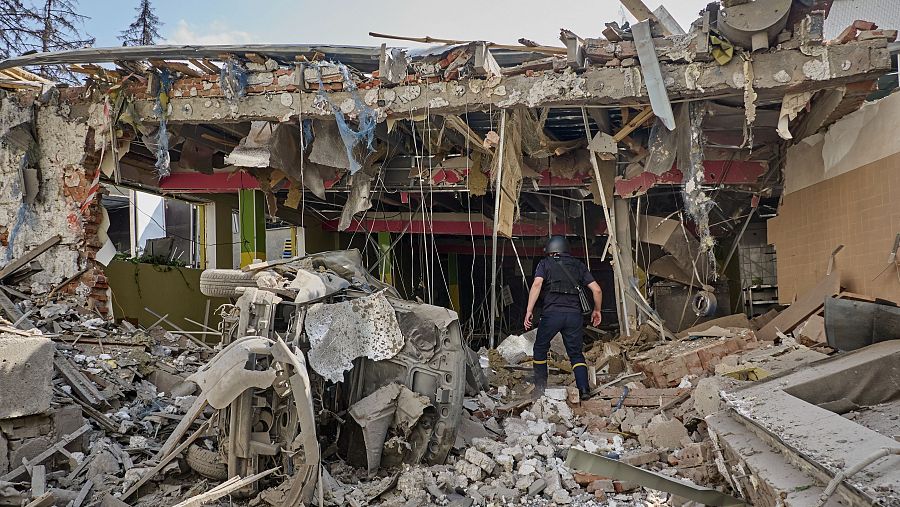 Vista de un edificio destruido tras un bombardeo ruso en la ciudad de Járkov el 23 de junio de 2024