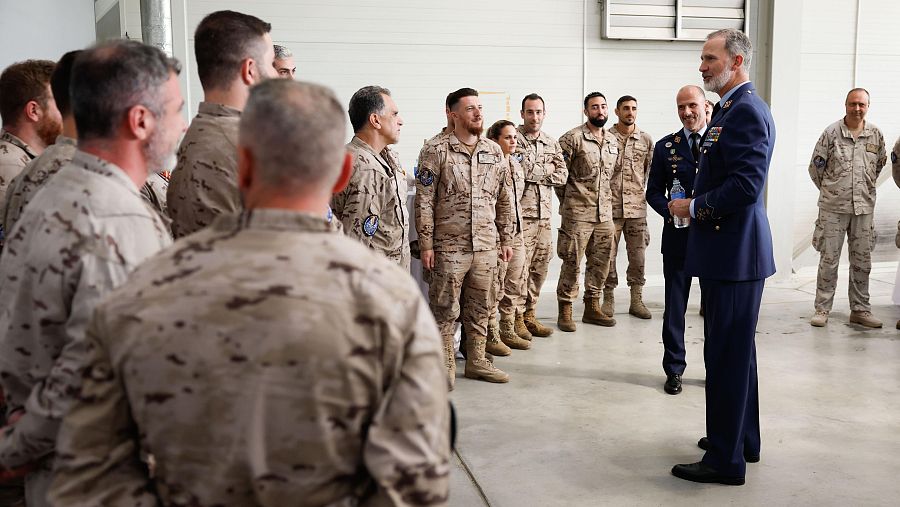 El rey Felipe VI conversa con militares en la Base Aérea Siauliai