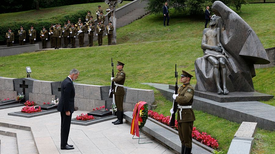El rey guarda un minuto de silencio durante el Homenaje a los Caídos